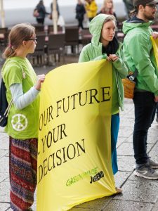 Jugendliche von Greenpeace Trier mit einem Transparent "Our Future is Your Decision"