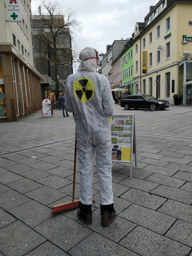 Ein "Atomtechniker" vom Straßentheater Trier mit Besen.